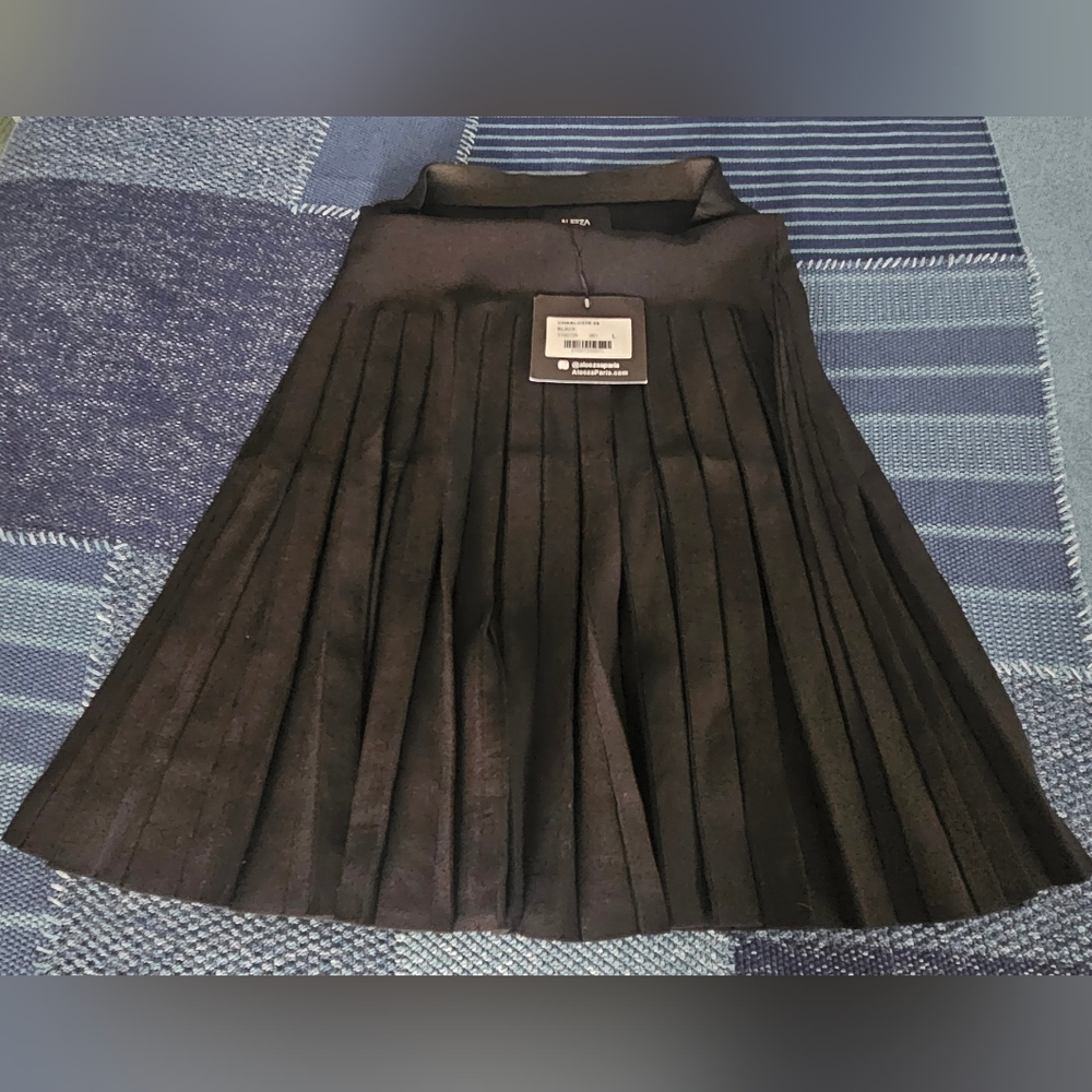 Women's Black Pleated Skirt - Elegant Skater Style 25in Long